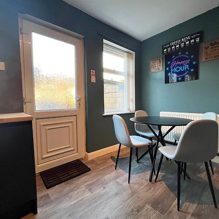 Recently Refurbished 3 Bedroom Home With Parking - Perfect For Longstays - Sleeps 8 Chester Eksteriør bilde