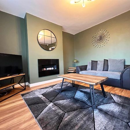 Recently Refurbished 3 Bedroom Home With Parking - Perfect For Longstays - Sleeps 8 Chester Eksteriør bilde