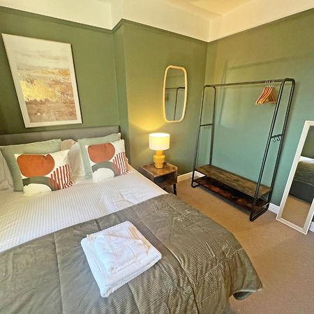Recently Refurbished 3 Bedroom Home With Parking - Perfect For Longstays - Sleeps 8 Chester Eksteriør bilde