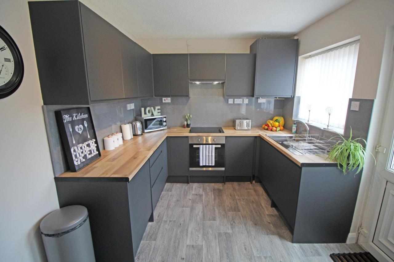 Recently Refurbished 3 Bedroom Home With Parking - Perfect For Longstays - Sleeps 8 Chester Eksteriør bilde