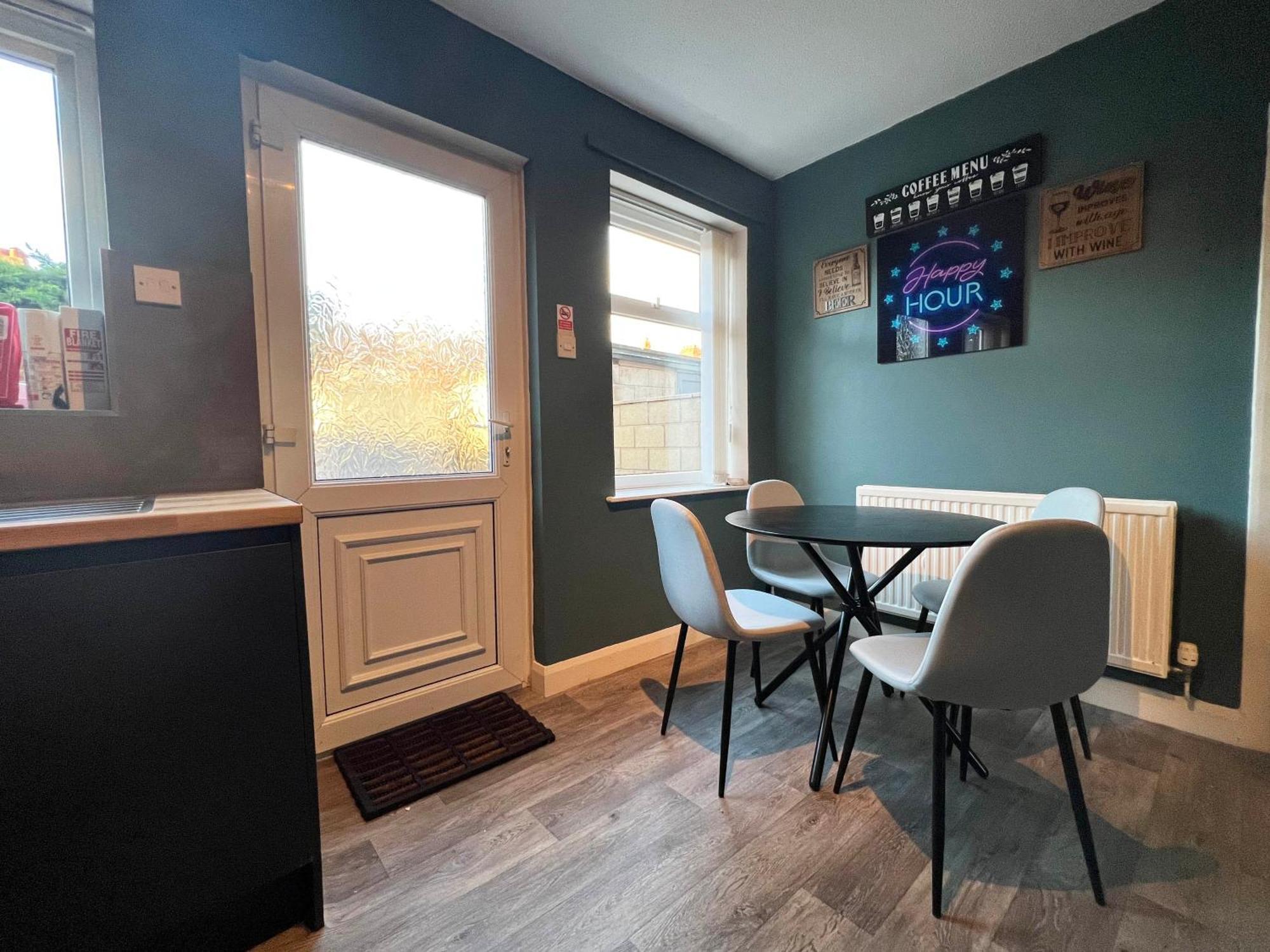 Recently Refurbished 3 Bedroom Home With Parking - Perfect For Longstays - Sleeps 8 Chester Eksteriør bilde