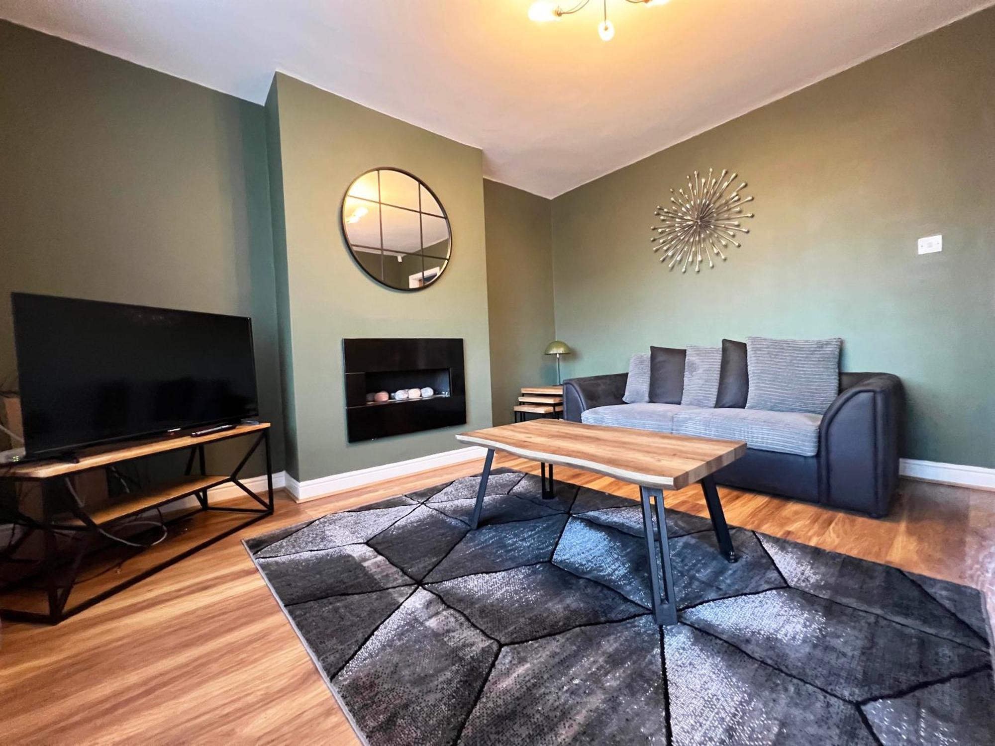 Recently Refurbished 3 Bedroom Home With Parking - Perfect For Longstays - Sleeps 8 Chester Eksteriør bilde