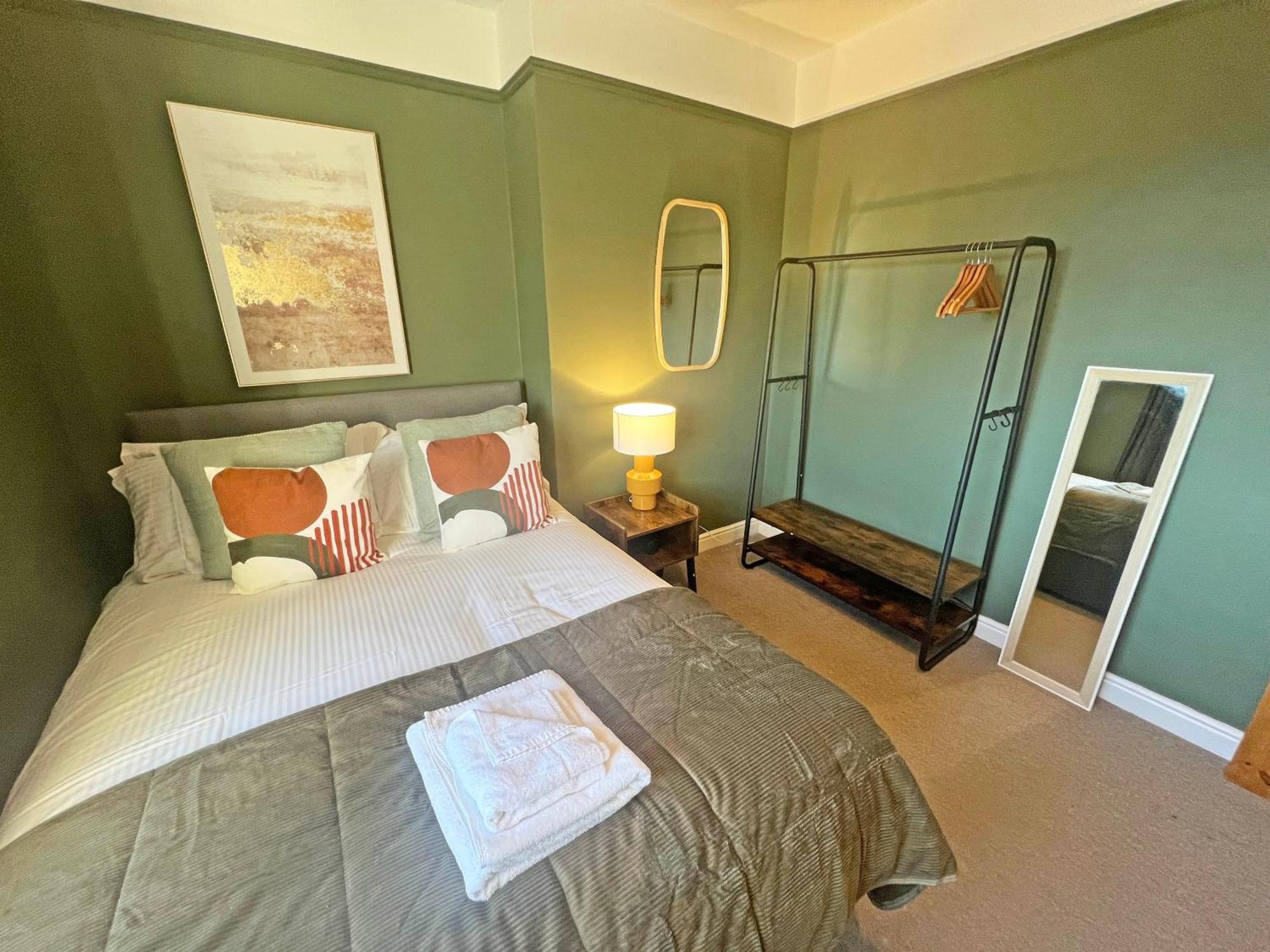 Recently Refurbished 3 Bedroom Home With Parking - Perfect For Longstays - Sleeps 8 Chester Eksteriør bilde